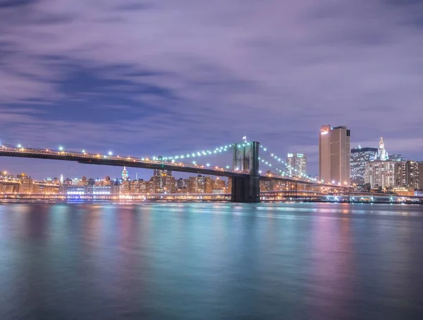 Noční pohled na Manhattan a Brooklynský most — Stock fotografie