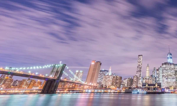 Manhattan ve Brooklyn köprüsünün gece manzarası — Stok fotoğraf