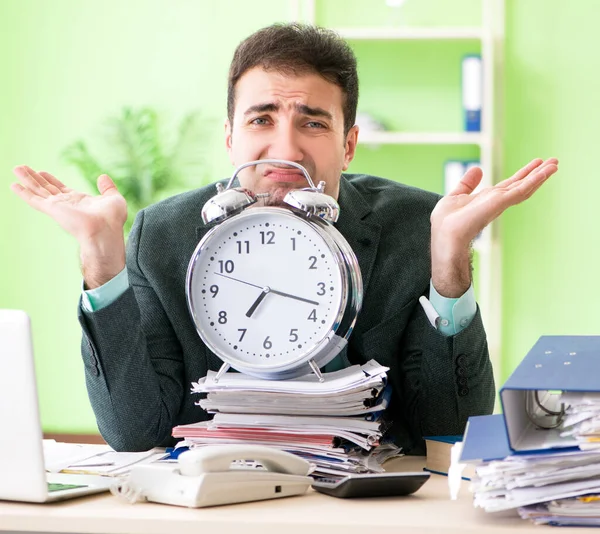 Zakenman boos op buitensporig werk zitten in het kantoor in t — Stockfoto