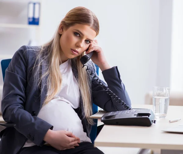 Pregnant woman employee in the office — Stock Photo, Image