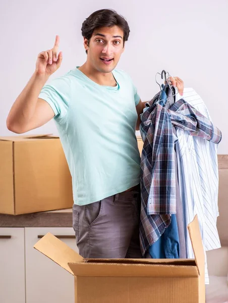 Junger Mann zieht in neue Wohnung — Stockfoto