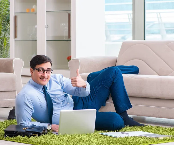 Businessman taking work home and working overtime — Stock Photo, Image