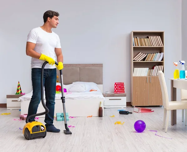 Hombre limpiando la casa después de la fiesta de Navidad — Foto de Stock