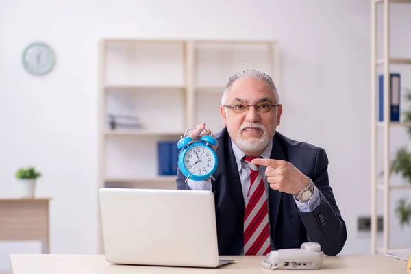 時間管理の概念の古い男性従業員 — ストック写真