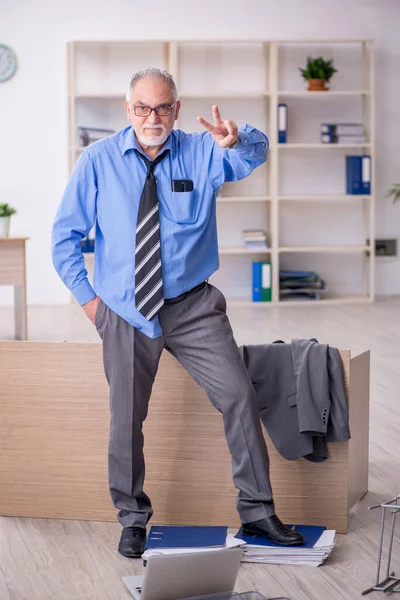 Velho funcionário masculino infeliz com excesso de trabalho no escritório — Fotografia de Stock