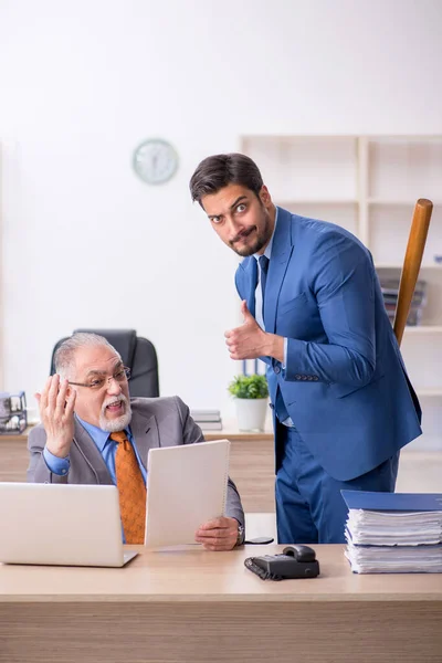 Twee collega 's in het pestconcept — Stockfoto