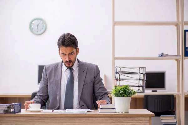 Joven empleado masculino que trabaja en la oficina — Foto de Stock