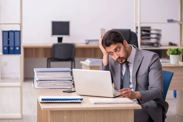 Giovane dipendente maschile che lavora in ufficio — Foto Stock