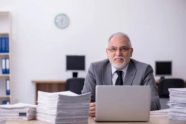 Vieil employé masculin mécontent du travail excessif au bureau — Photo