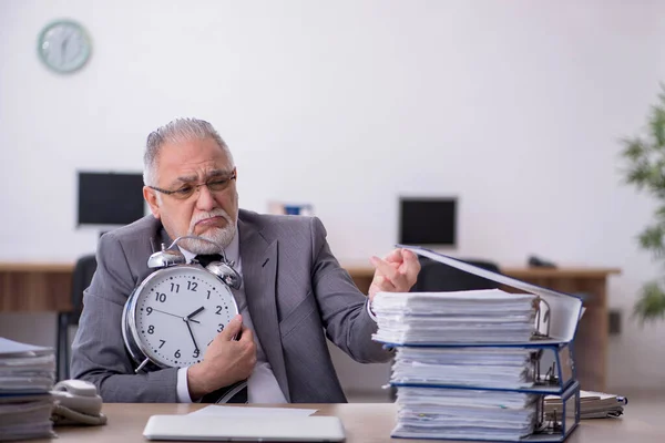 Oud mannelijk werknemer in time management concept — Stockfoto