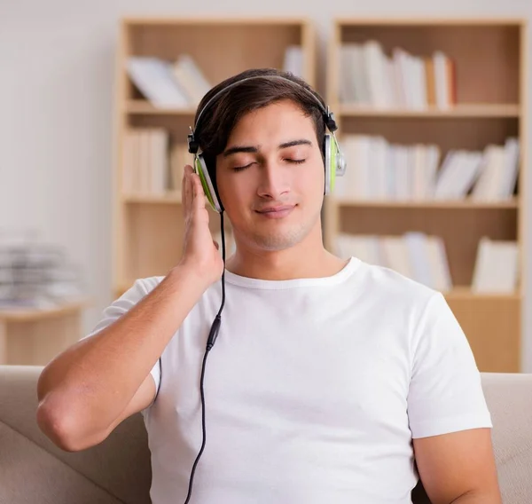 Όμορφος άντρας που ακούει μουσική. — Φωτογραφία Αρχείου