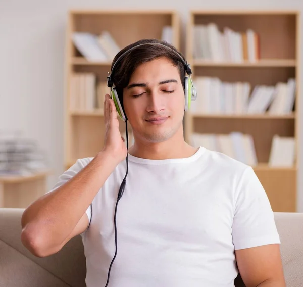 Hombre guapo escuchando la música —  Fotos de Stock