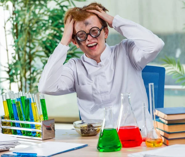 Joven químico loco trabajando en el laboratorio — Foto de Stock