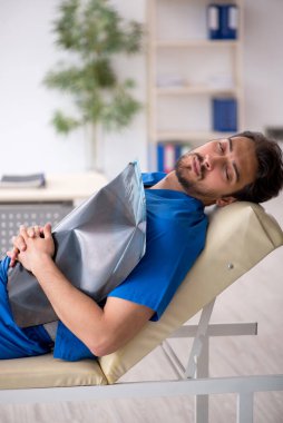 Klinikte çalışan genç bir erkek radyolog.