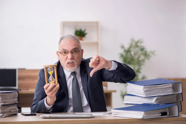 Ältere männliche Mitarbeiter im Zeitmanagement-Konzept — Stockfoto