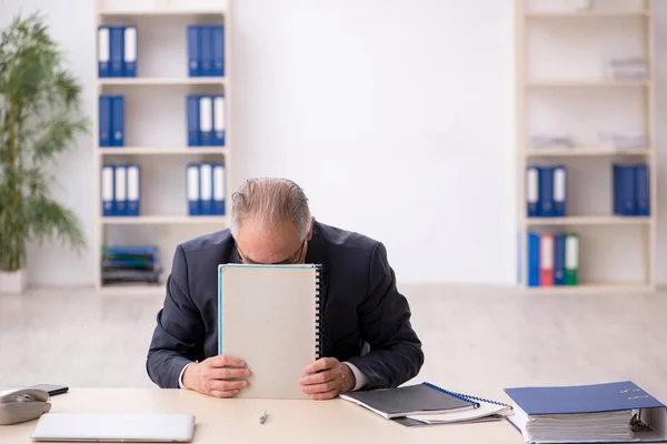 Gammal manlig anställd på kontoret — Stockfoto