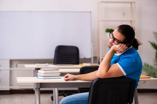 Joven estudiante masculino en el aula —  Fotos de Stock