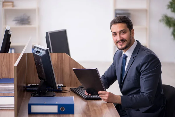 Joven empleado masculino que trabaja en la oficina — Foto de Stock