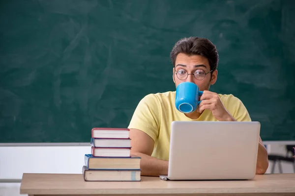 Mladý student se připravuje na zkoušky ve třídě — Stock fotografie