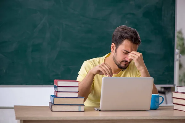 Jovem estudante se preparando para exames em sala de aula — Fotografia de Stock