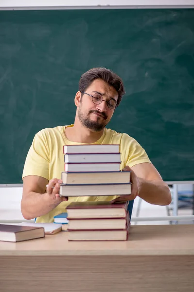 Joven estudiante masculino preparándose para los exámenes en el aula —  Fotos de Stock