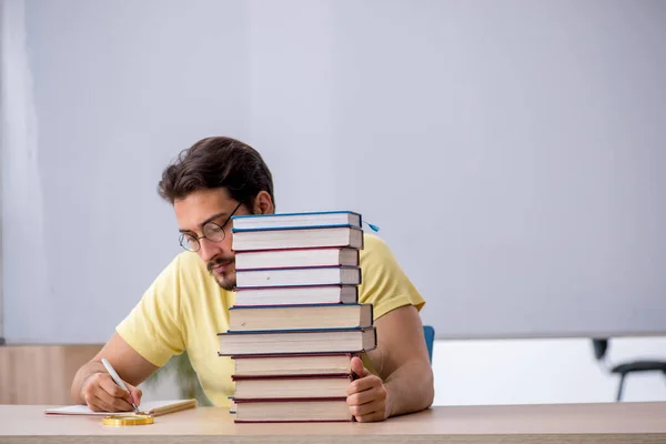 Jeune étudiant se préparant aux examens en classe — Photo