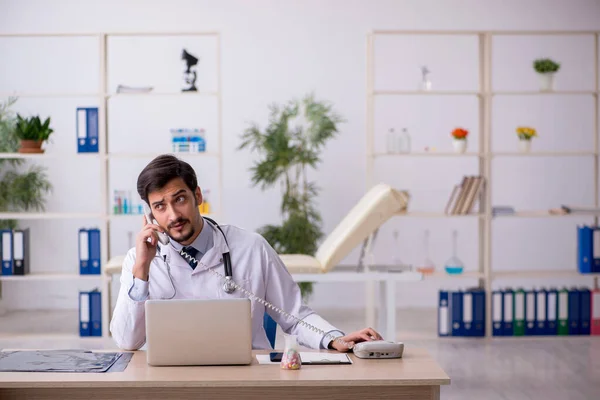 Teletıp konseptinde genç bir doktor. — Stok fotoğraf