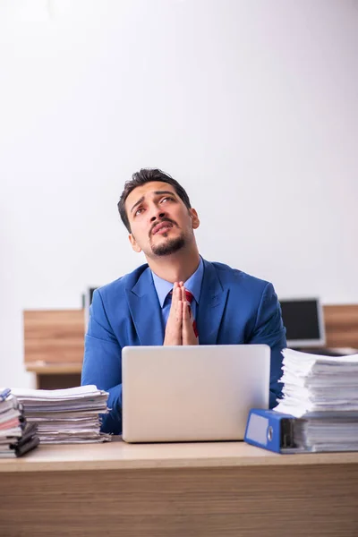 職場での過剰な仕事に不満を持つ若い男性社員 — ストック写真