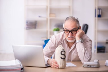 Eski erkek çalışanın maaş konsepti.