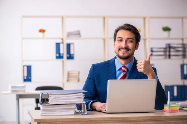 Junge männliche Mitarbeiter sitzen am Arbeitsplatz — Stockfoto