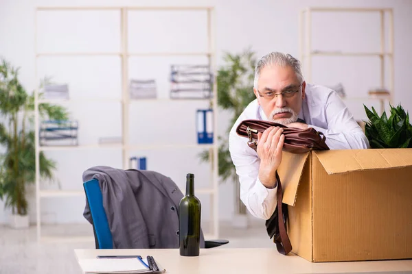 Velho alcoolista viciado empregado masculino em conceito de demissão — Fotografia de Stock