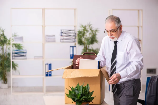 Velho empregado masculino em conceito de demissão — Fotografia de Stock