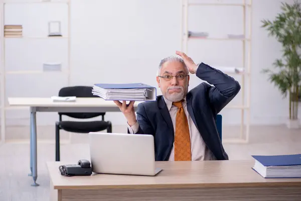 Dipendente di sesso maschile anziano che lavora in ufficio — Foto Stock