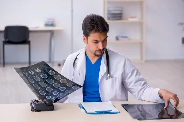 Jovem médico radiologista trabalhando na clínica — Fotografia de Stock