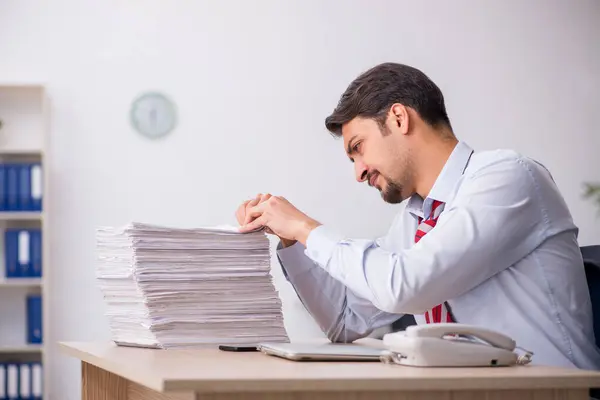 Giovane dipendente maschile seduto sul posto di lavoro — Foto Stock