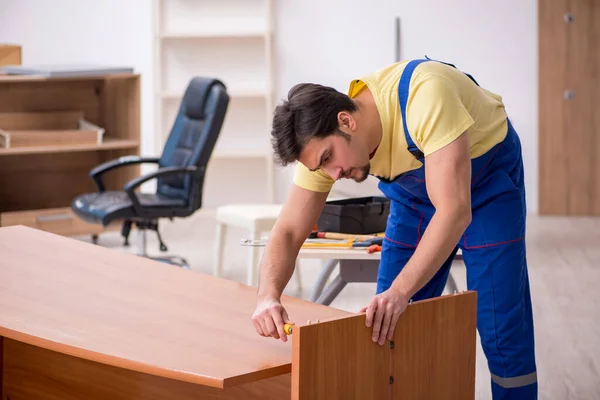 Joven carpintero masculino mesa de reparación en la oficina — Foto de Stock
