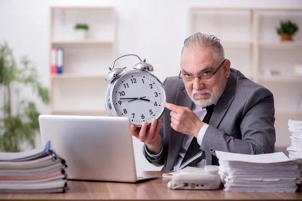 Starý muž zaměstnanec v konceptu řízení času — Stock fotografie