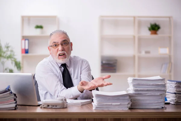Stary męski pracownik pracujący w biurze — Zdjęcie stockowe