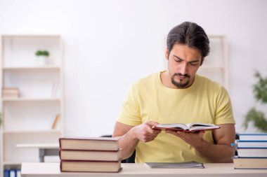 Sınavlara hazırlanan genç bir erkek öğrenci.