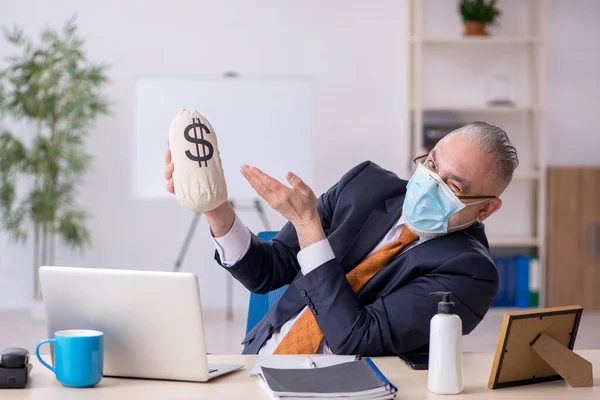 Velho trabalhador masculino durante pandemia no conceito de remuneração — Fotografia de Stock