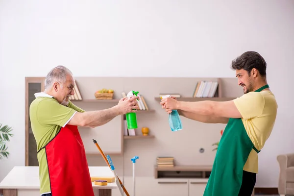 Twee mannelijke aannemers die het huis schoonmaken — Stockfoto