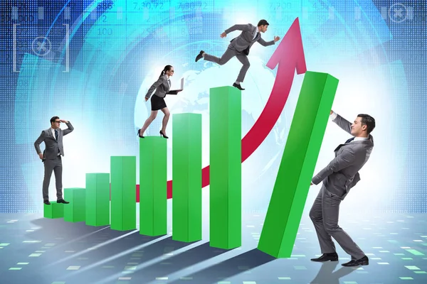 Zakenmensen ondersteunen economische groei op grafiek — Stockfoto