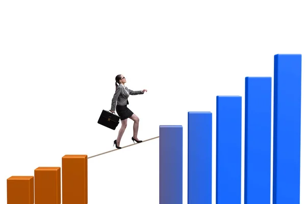 Empresária andando em corda apertada entre gráfico de barras — Fotografia de Stock