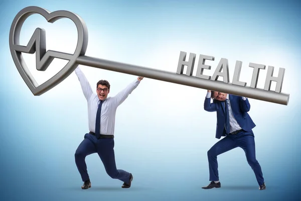 Begreppet hälsa med nyckel och affärsman — Stockfoto