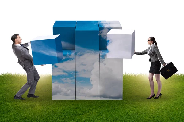 Gente de negocios construyendo cubo de nube con formas — Foto de Stock