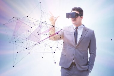 VR gözlüklü sinirsel ağ konsepti olan adam