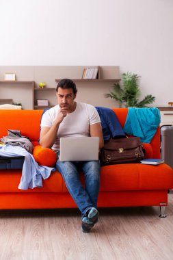 Genç öğrenci eve gitmek için hazırlanıyor.