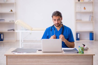 Teletıp konseptinde genç bir doktor.