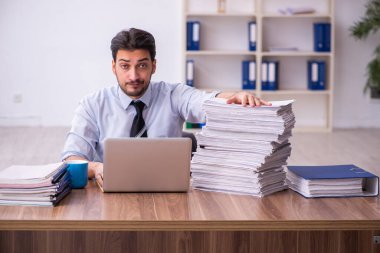 Genç işadamı ofisteki aşırı işten memnun değil.