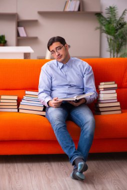 Evde sınava hazırlanan genç bir erkek öğrenci.